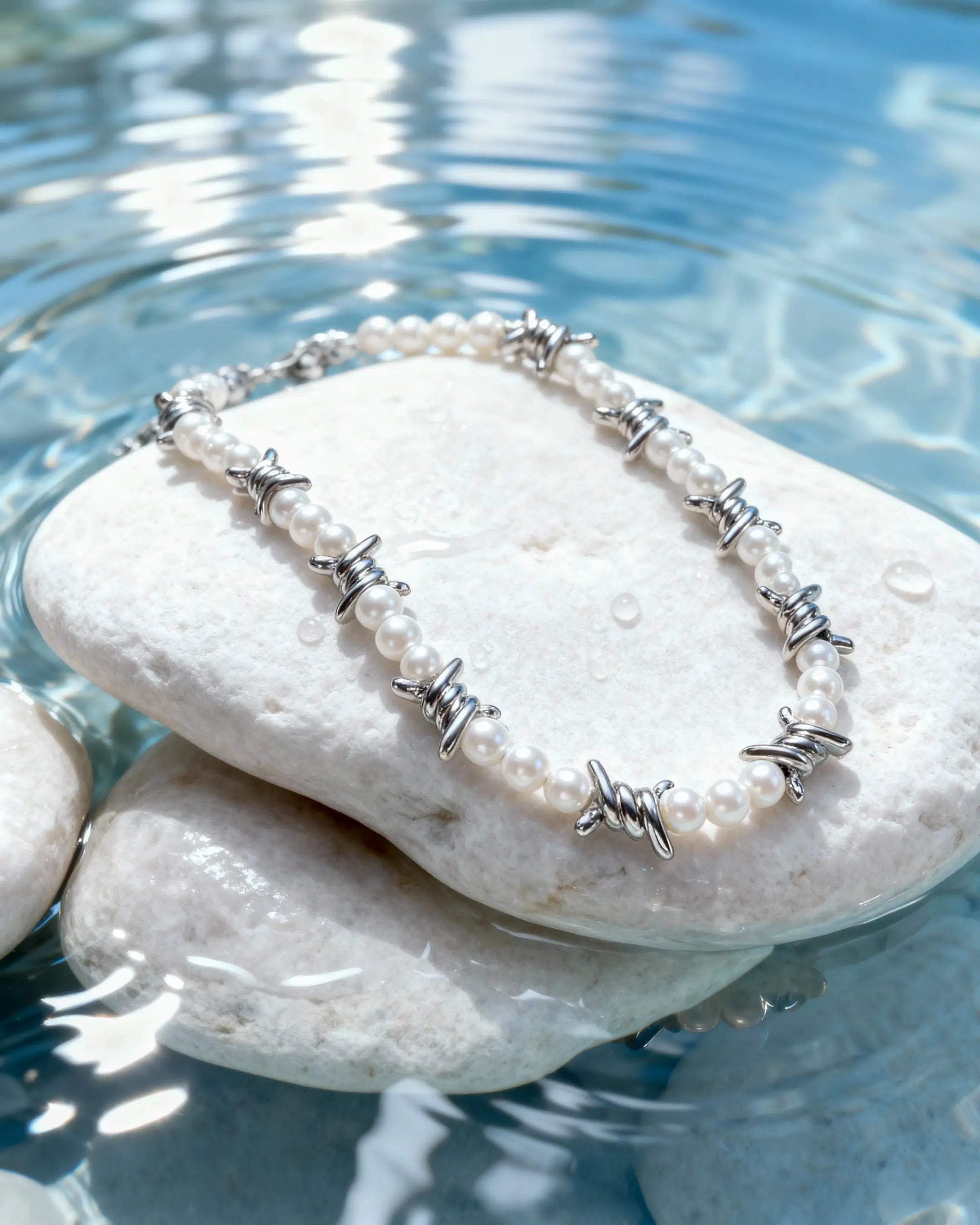 Acantha – Collar de Perlas con Espinas