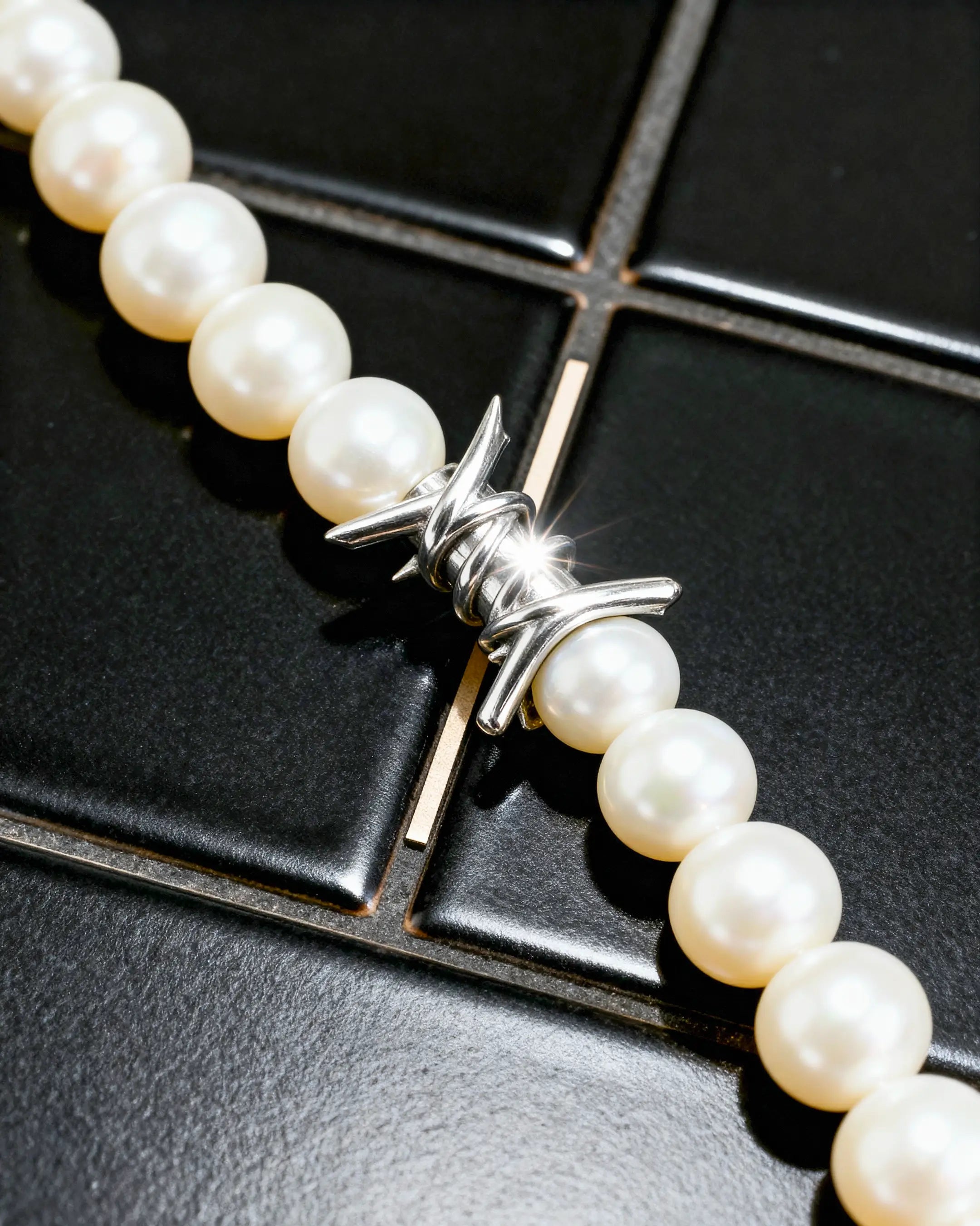 Acantha – Collar de Perlas con Espinas