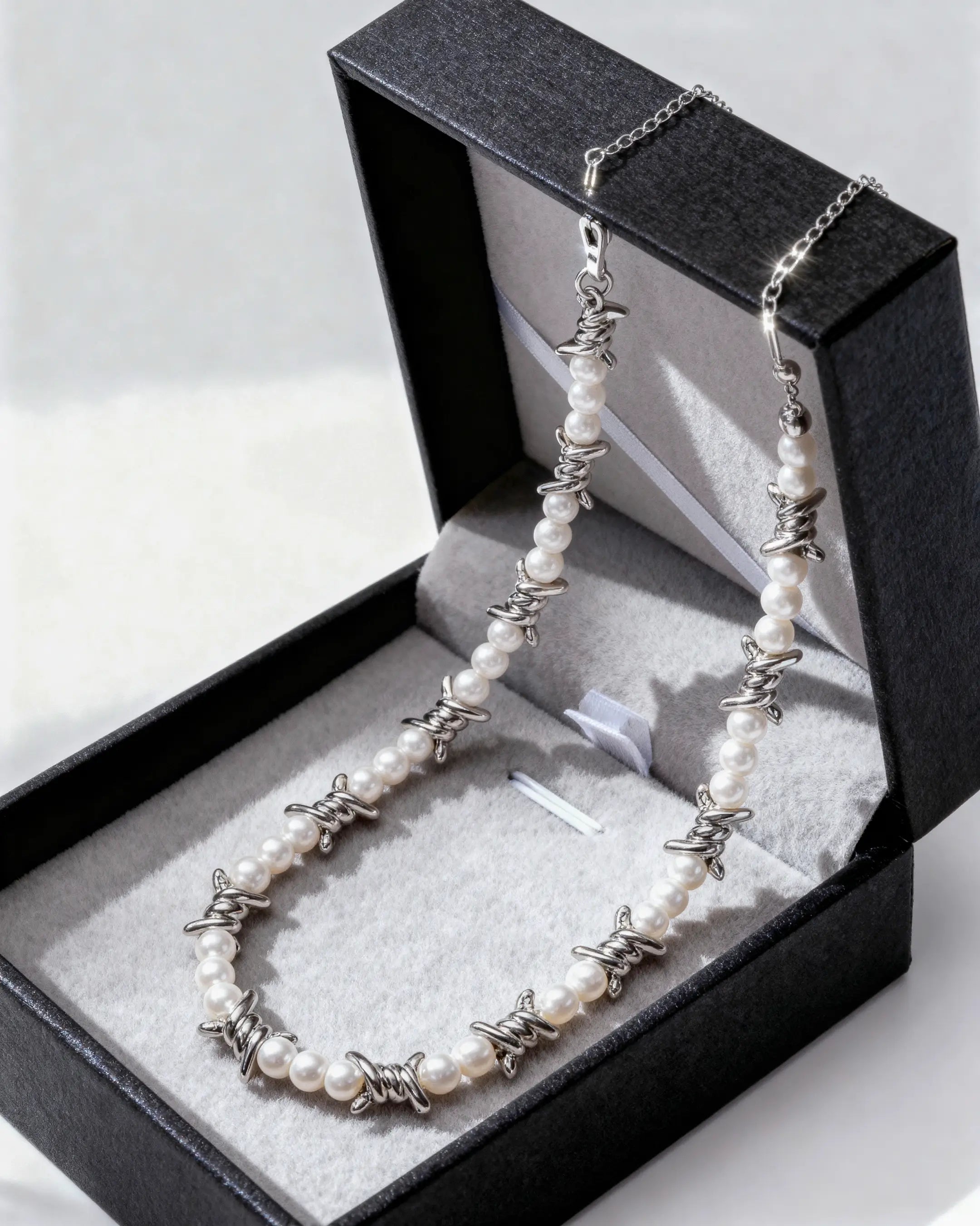 Acantha – Collar de Perlas con Espinas