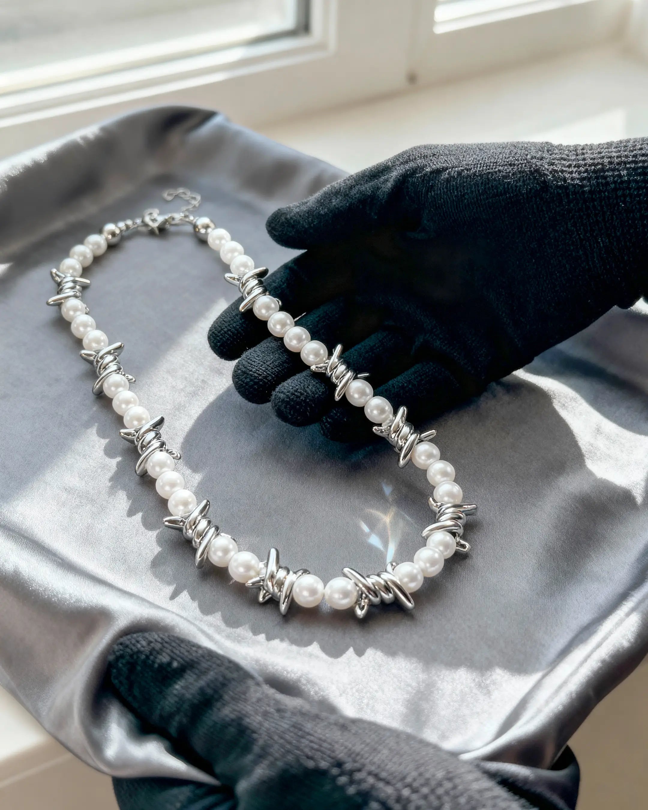 Acantha – Collar de Perlas con Espinas