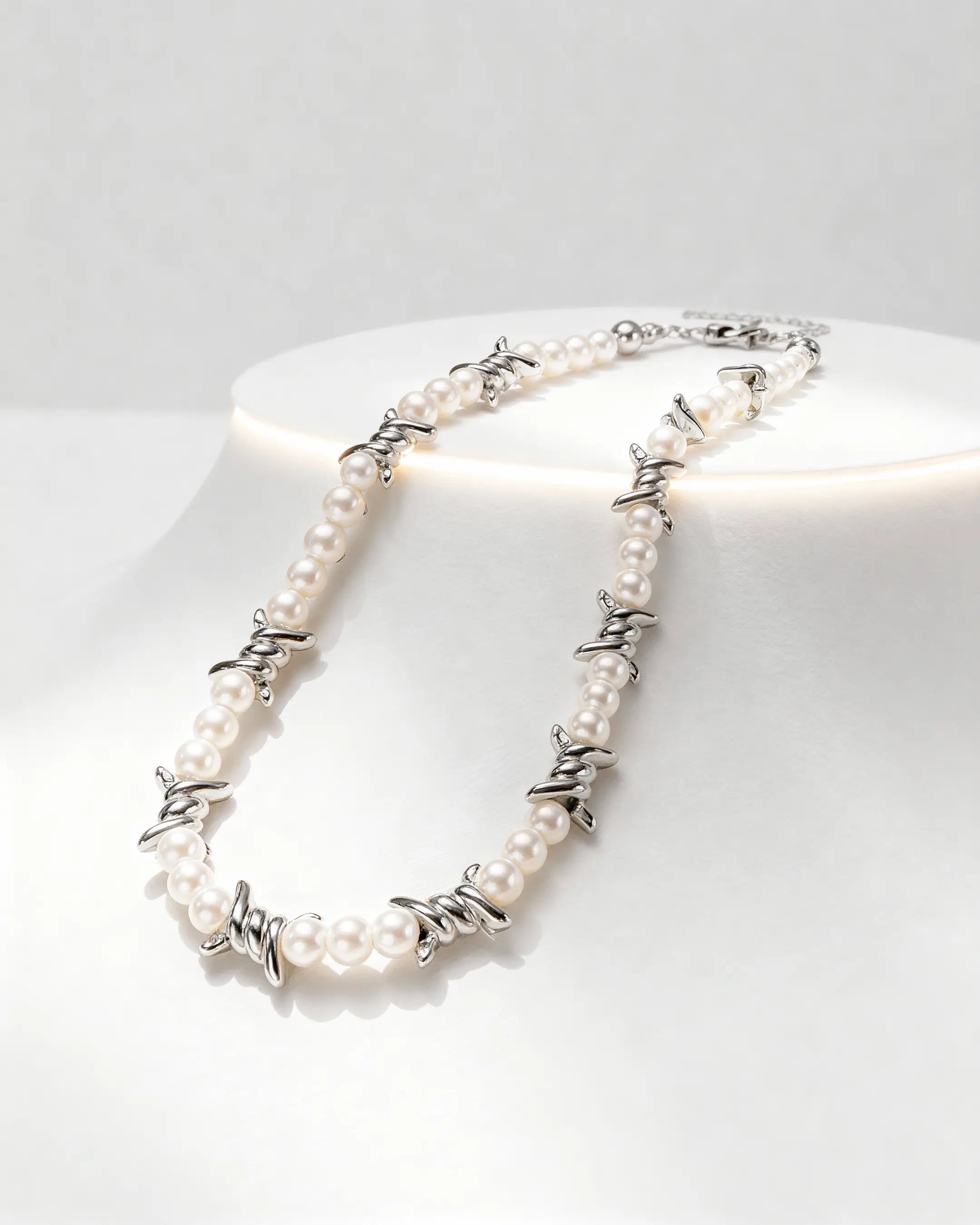 Acantha – Collar de Perlas con Espinas