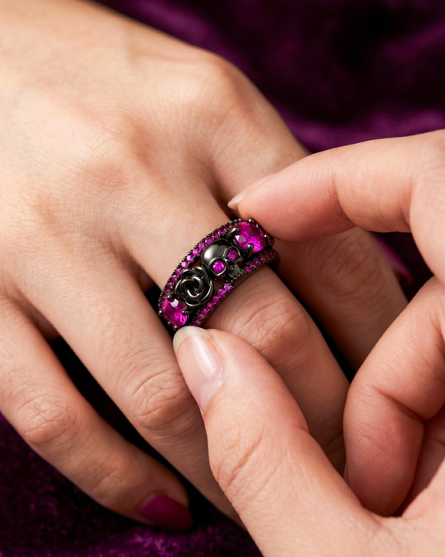 Anillo Calavera Rosa – Acabado Negro