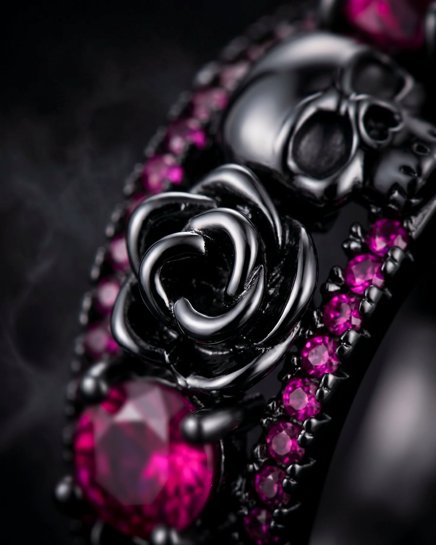Anillo Calavera Rosa – Acabado Negro