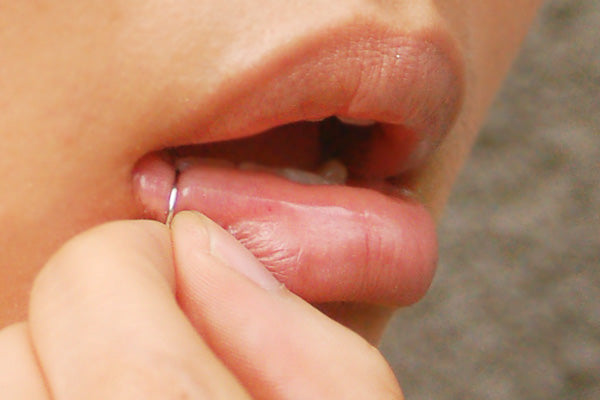 Piecing de labio sin perforación